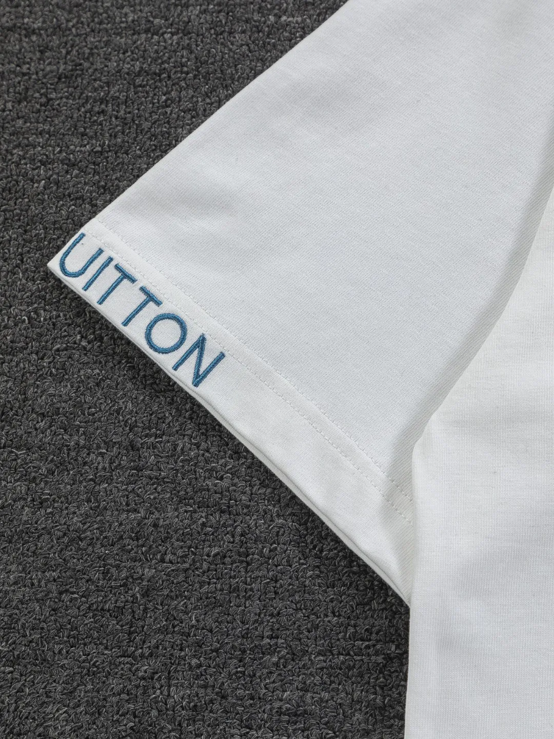 🅿️190 Louis Vuitton 1V LV micro-wide version S-XL LV 26ss new product counters are available at the same time. Multiple craftsmanship, simple letters embroidery on the collar + simple letter logo on the cuffs 🪡 embroidery, round neck short-sleeved T-shirt, same style for men and women! Consigned to one-to-one creation. Synchronized with the official website, pure cotton fabrics at the counter! It is close to the skin and comfortable, durable and easy to wear. It has a classic and simple logo design and meticulous original craftsmanship. Short-sleeves, a must-have item for men, do not appear to be the same for the general public, but must be unique and eye-catching. This LV short-sleeve is all about quality, comfort, the same shape and fashion as always, including fabrics and cutting techniques. All of them have been made with great effort! 320 grams of washed pure cotton fabric, pure cotton is breathable, very refreshing and comfortable for daily wear. The rib knitting on the neckline is smooth and tight, and the neckline will not be skewed if you toss it at will. The loose version, you will find that it looks really good on the upper body. The overall is minimalist and neat, super versatile for daily use! Pair it casually with a pair of pants for a youthful look. A T-shirt will make your outfit crazy. It is a fashionable item that can never go wrong! Color: Black White Size: S-XL Size chart: S: Shoulder width 50-Bust 56-Length 70 M: Shoulder width 52-Bust 57-Length 72 L: Shoulder width 54-Bust 59-Length 74 XL: Shoulder width 56-Bust 62-Length 76